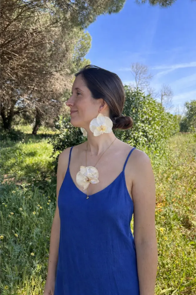 White Orchid Basic Pendant, model shot – Mångata Studio