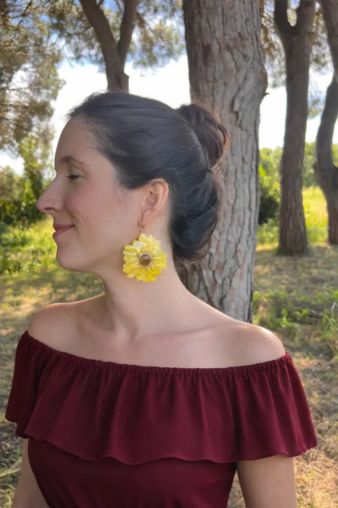 Daisy earrings, model shot – Mångata Studio