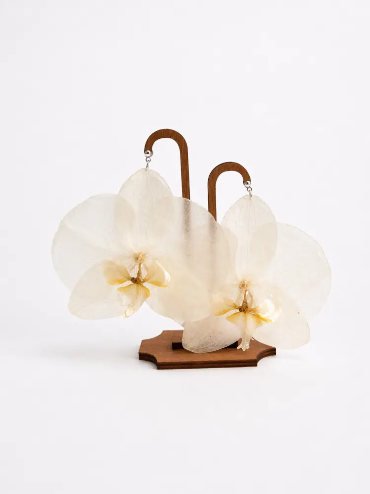 White Orchid earrings, model shot – Mångata Studio
